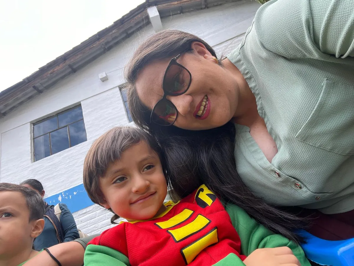 Francisco junto a su mamá