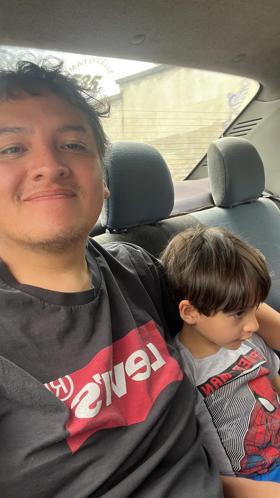 Francisco junto a su papá